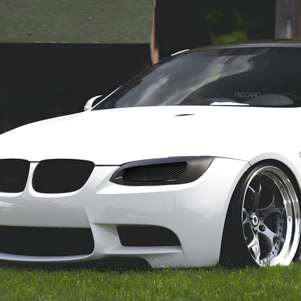 E92 quick-release steering hub, race-spec steering modification, E93 high-performance control system, 335i track-ready quick steering engagement.

