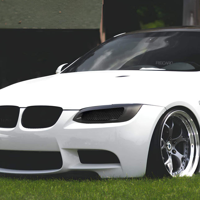 E92 quick-release steering hub, race-spec steering modification, E93 high-performance control system, 335i track-ready quick steering engagement.

